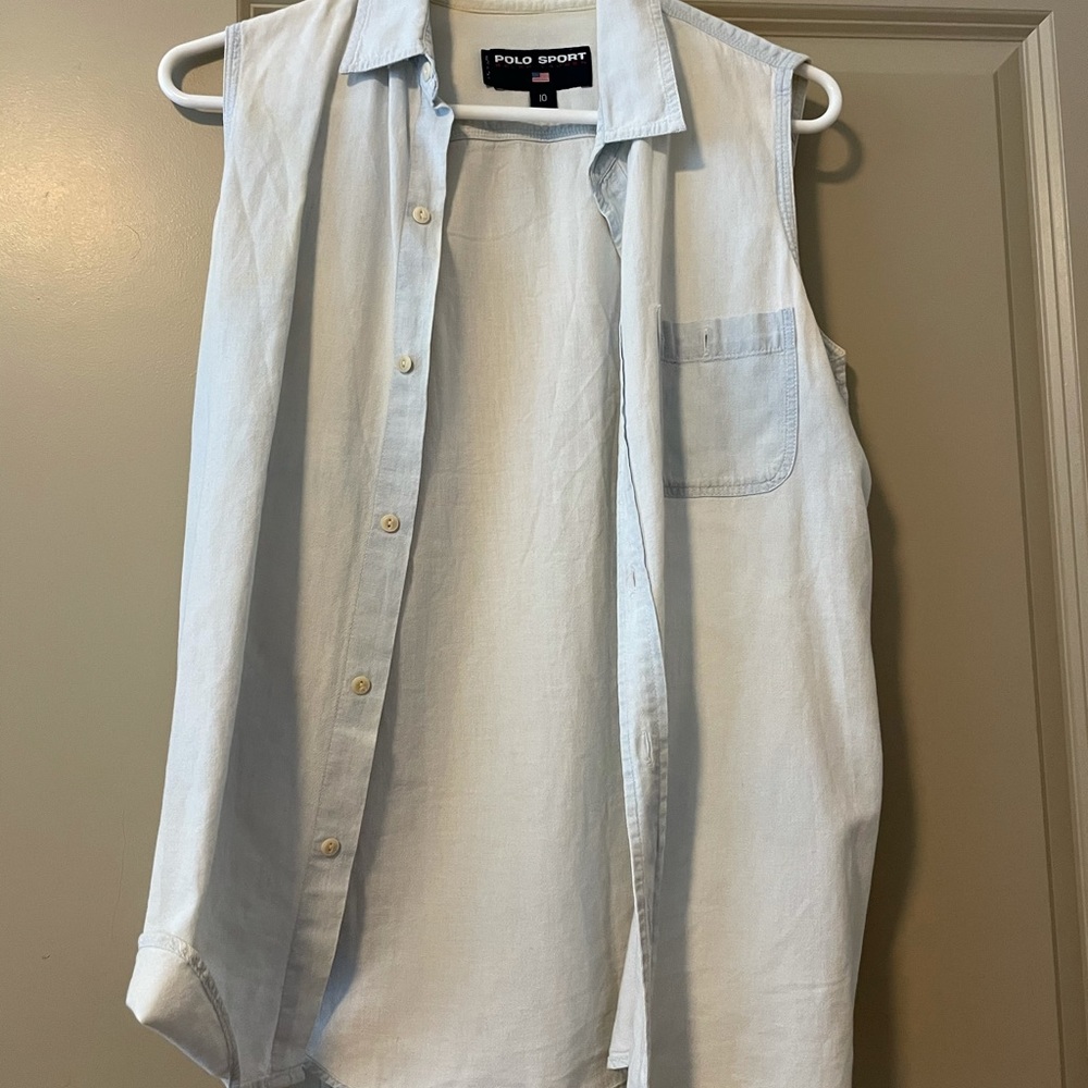 Bottom down shirt. Sleeveless.